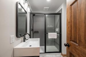 une salle de bain avec un lavabo et une douche en verre dans l'établissement Cove Creek Lodge 204 Poolside Double Queen Fireplace Room, à Oakland 7 autres photos