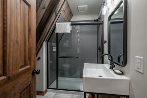 une salle de bain avec un lavabo et une douche dans l'établissement Cove Creek Lodge 211 Standard Double Queen Fireplace Room, à Oakland