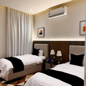 En eller flere senge i et værelse på Luxury Smart Apartment A11