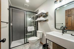 a bathroom with a toilet and a sink and a shower at Cove Creek Lodge 213 Dog Friendly Standard Double Queen Room in Oakland