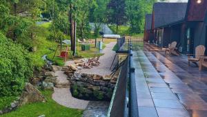 eine Außenterrasse mit einem Zaun und einer Steinmauer in der Unterkunft Cove Creek Lodge 216 Lakeside Double Queen Room in Oakland + 2 Fotos