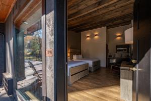 ein Gästezimmer mit Bett und Fenster in der Unterkunft Cove Creek Lodge 216 Lakeside Double Queen Room in Oakland