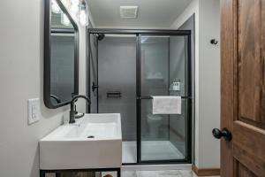 Koupelna v ubytování Cove Creek Lodge 217 Lakeside Double Queen Fireplace Room + 5 fotografií