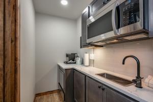 Kuchyň nebo kuchyňský kout v ubytování Cove Creek Lodge 217 Lakeside Double Queen Fireplace Room