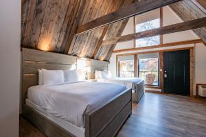 Postel nebo postele na pokoji v ubytování Cove Creek Lodge 217 Lakeside Double Queen Fireplace Room