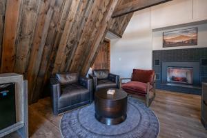 Posezení v ubytování Cove Creek Lodge 217 Lakeside Double Queen Fireplace Room