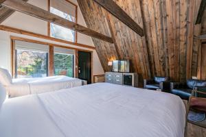 Postel nebo postele na pokoji v ubytování Cove Creek Lodge 217 Lakeside Double Queen Fireplace Room