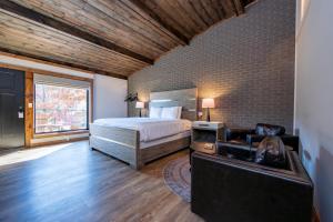 Ένα ή περισσότερα κρεβάτια σε δωμάτιο στο Cove Creek Lodge 219 Lakeside Executive King Suite