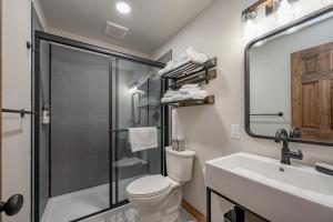 Ένα μπάνιο στο Cove Creek Lodge 219 Lakeside Executive King Suite