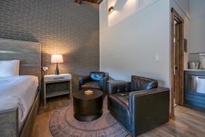 Ένα ή περισσότερα κρεβάτια σε δωμάτιο στο Cove Creek Lodge 219 Lakeside Executive King Suite