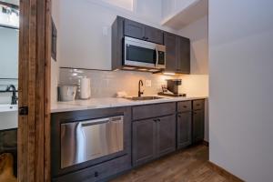 Η κουζίνα ή μικρή κουζίνα στο Cove Creek Lodge 219 Lakeside Executive King Suite