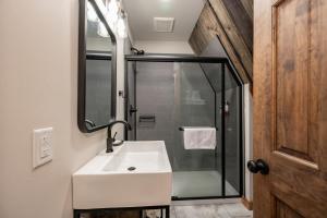 ein Badezimmer mit Waschbecken und Dusche in der Unterkunft Cove Creek Lodge 220 Lakeside Double Queen Fireplace Room in Oakland