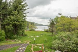 Blick auf ein Feld mit einem Wasserkörper in der Unterkunft Cove Creek Lodge 220 Lakeside Double Queen Fireplace Room in Oakland