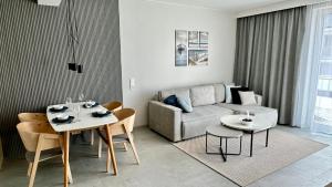 sala de estar con 2 mesas y sofá en Apartament Scandi, basen & spa, en Rewal