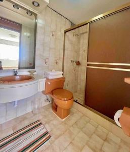 Koupelna v ubytování Apartamento con acceso directo a la playa, piscina y restaurant + 4 fotografie