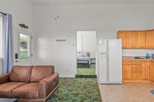 Η κουζίνα ή μικρή κουζίνα στο River Views and Fire Pit Cozy Soldotna Apartment!