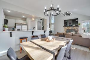 A kitchen or kitchenette at 1 Mi to Waterpark Mtn-View Poconos Hideaway!