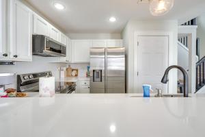 A kitchen or kitchenette at 1 Mi to Waterpark Mtn-View Poconos Hideaway!