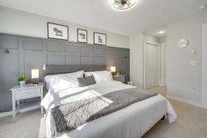 A bed or beds in a room at 1 Mi to Waterpark Mtn-View Poconos Hideaway!