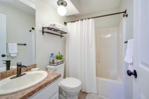 A bathroom at 1 Mi to Waterpark Mtn-View Poconos Hideaway!