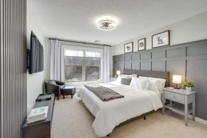 A bed or beds in a room at 1 Mi to Waterpark Mtn-View Poconos Hideaway!
