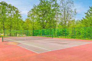 Tennis and/or squash facilities at 1 Mi to Waterpark Mtn-View Poconos Hideaway! or nearby