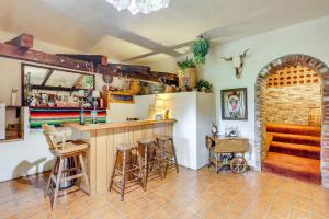 Η κουζίνα ή μικρή κουζίνα στο Walk to Lake Arrowhead Home with Hot Tub and Wet Bar!