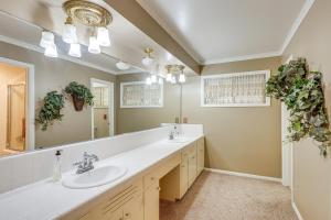 Ένα μπάνιο στο Walk to Lake Arrowhead Home with Hot Tub and Wet Bar! +27 φωτογραφίες