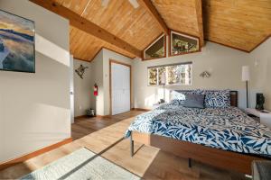 Postel nebo postele na pokoji v ubytování Moonridge Chalet - Newly Built, Hot Tub, Foosball, Fire Pit