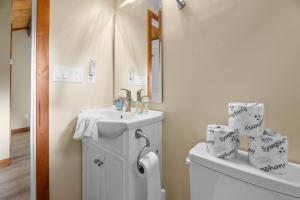 Koupelna v ubytování Moonridge Chalet - Newly Built, Hot Tub, Foosball, Fire Pit + 21 fotografií