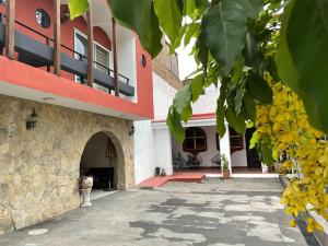ein Innenhof eines Hauses mit einem Gebäude in der Unterkunft Casa Hotel Marchel in Tequila