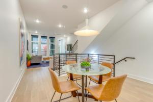 Χώρος καθιστικού στο Near Downtown Luxury Townhome in Bentonville!