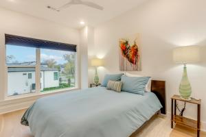 Ένα ή περισσότερα κρεβάτια σε δωμάτιο στο Near Downtown Luxury Townhome in Bentonville!