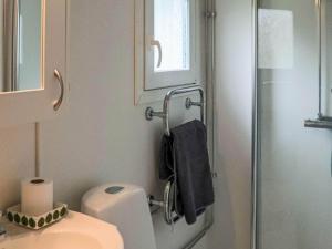 Koupelna v ubytování 5 person holiday home in FALKENBERG + 27 fotografií