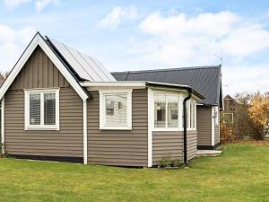 une maison avec un toit en gambrel dans l'établissement 5 person holiday home in FALKENBERG, à Falkenberg 14 autres photos