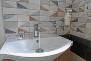 ノートにあるDuomo Roomのタイル張りの壁のバスルーム(白い洗面台付) +12枚の写真