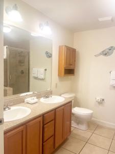 a bathroom with two sinks and a toilet at Unit 5106 - Mountain View Condos - Free Attraction Ticket including Dollywood in Pigeon Forge