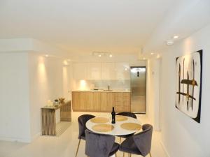 Η κουζίνα ή μικρή κουζίνα στο Lux design 2 bedroom unit sleep 4 in SoBe bst area