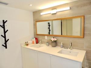 Φωτογραφία από το άλμπουμ του Lux design 2 bedroom unit sleep 4 in SoBe bst area στο Μαϊάμι Μπιτς