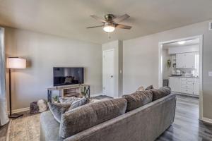 TV a/nebo společenská místnost v ubytování Andover Abode - sleeps 6