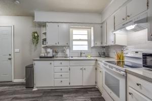 Kuchyň nebo kuchyňský kout v ubytování Andover Abode - sleeps 6