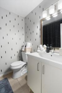 biała łazienka z toaletą i umywalką w obiekcie Mins 2 Downtown - King Bed - Private Stays w mieście Austin +22 zdjęcia