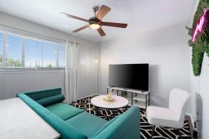 salon z kanapą i telewizorem z płaskim ekranem w obiekcie Mins 2 Downtown - King Bed - Private Stays w mieście Austin