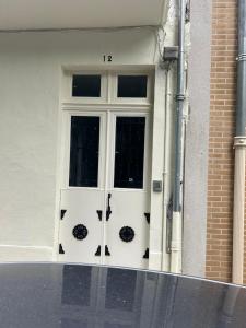 a white door with a window on a building at Studio vu parc des Célestins in Vichy