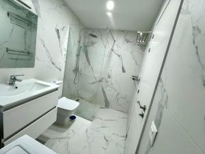 Ένα μπάνιο στο Los Cristianos Must-See Beachfront Apartment, Stunning Views in Tenerife