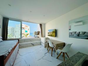 Χώρος καθιστικού στο Los Cristianos Must-See Beachfront Apartment, Stunning Views in Tenerife