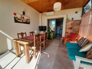 een eetkamer met een houten tafel en stoelen bij Casa El Almendro-Barrio Privado - Para 2 personas in Ciudad Lujan de Cuyo