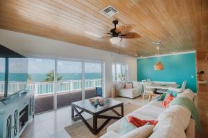 Istumisnurk majutusasutuses Private Oceanfront, beach, dock and Hottub - The Perky Pelican