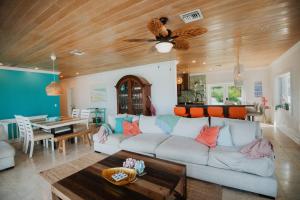 Istumisnurk majutusasutuses Private Oceanfront, beach, dock and Hottub - The Perky Pelican
