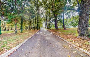 Fotografie z fotogalerie ubytování 4 Bedroom Amazing Home In Sanilhac v destinaci Clavieras + 22 fotografií